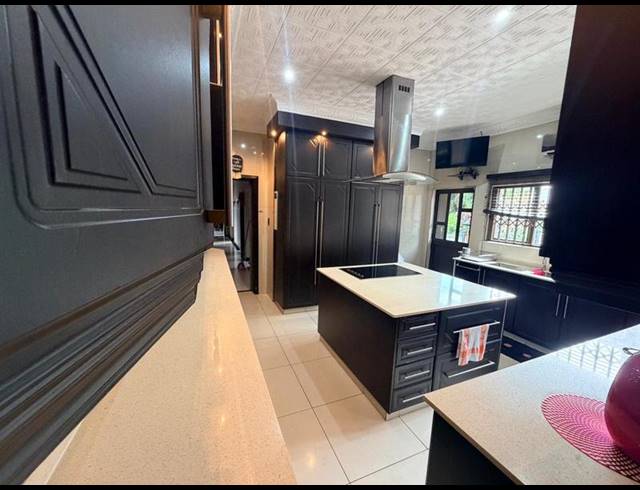 6 BEDROOM HOUSE FOR SALE IN FREELAND PARK